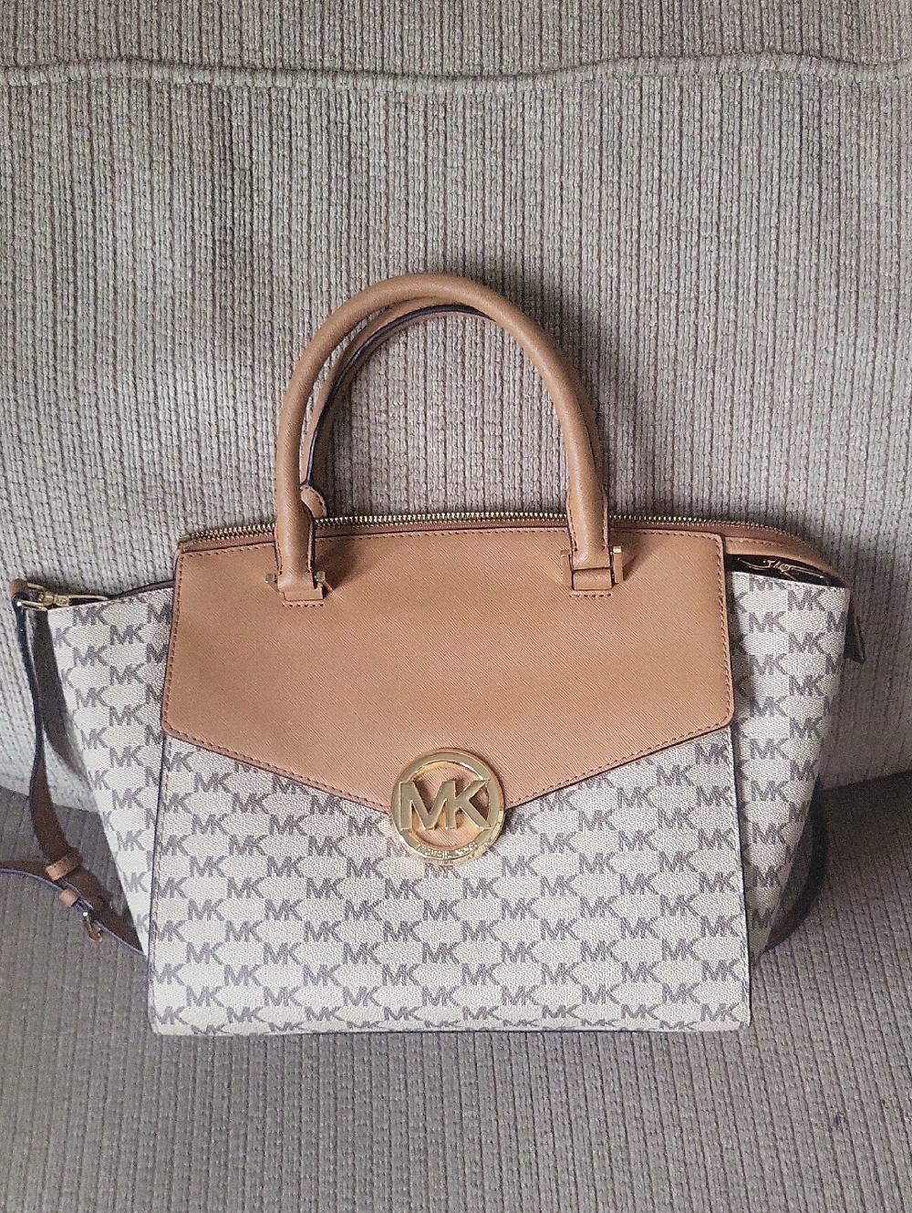 Michael Kors Purse/ Satchel Nice Condition
